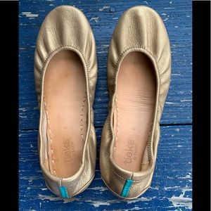 Metallic gold Tieks